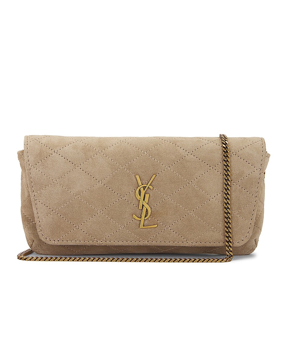 Сумка-держатель для телефона Gaby с цепочкой Saint Laurent, цвет Matt Gold
Сумка-держатель для телефона Gaby с цепочкой Saint Laurent, цвет Matt Gold