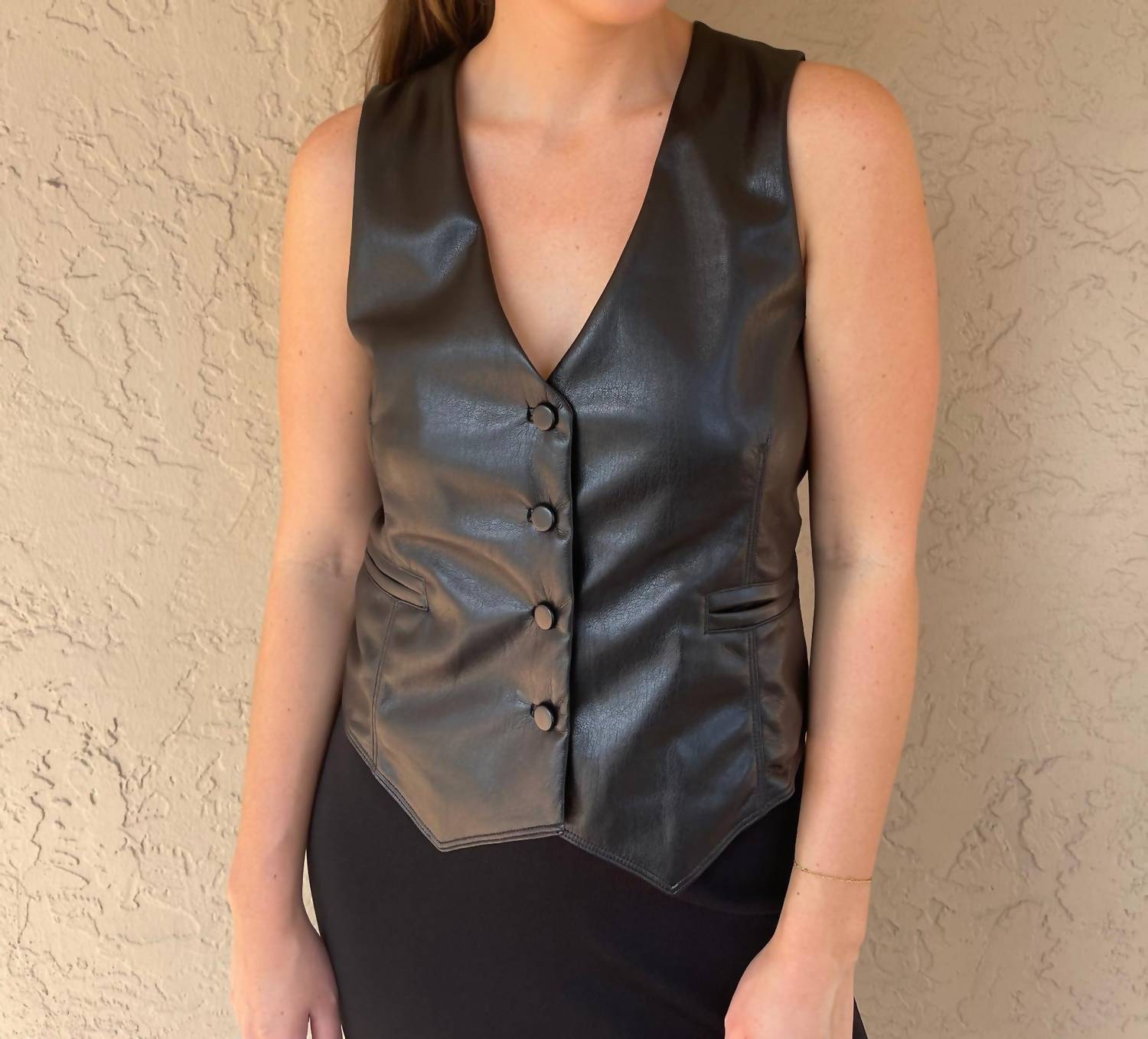 Жилет Liddy черного цвета MELISSA NEPTON
Жилет Liddy черного цвета MELISSA NEPTON