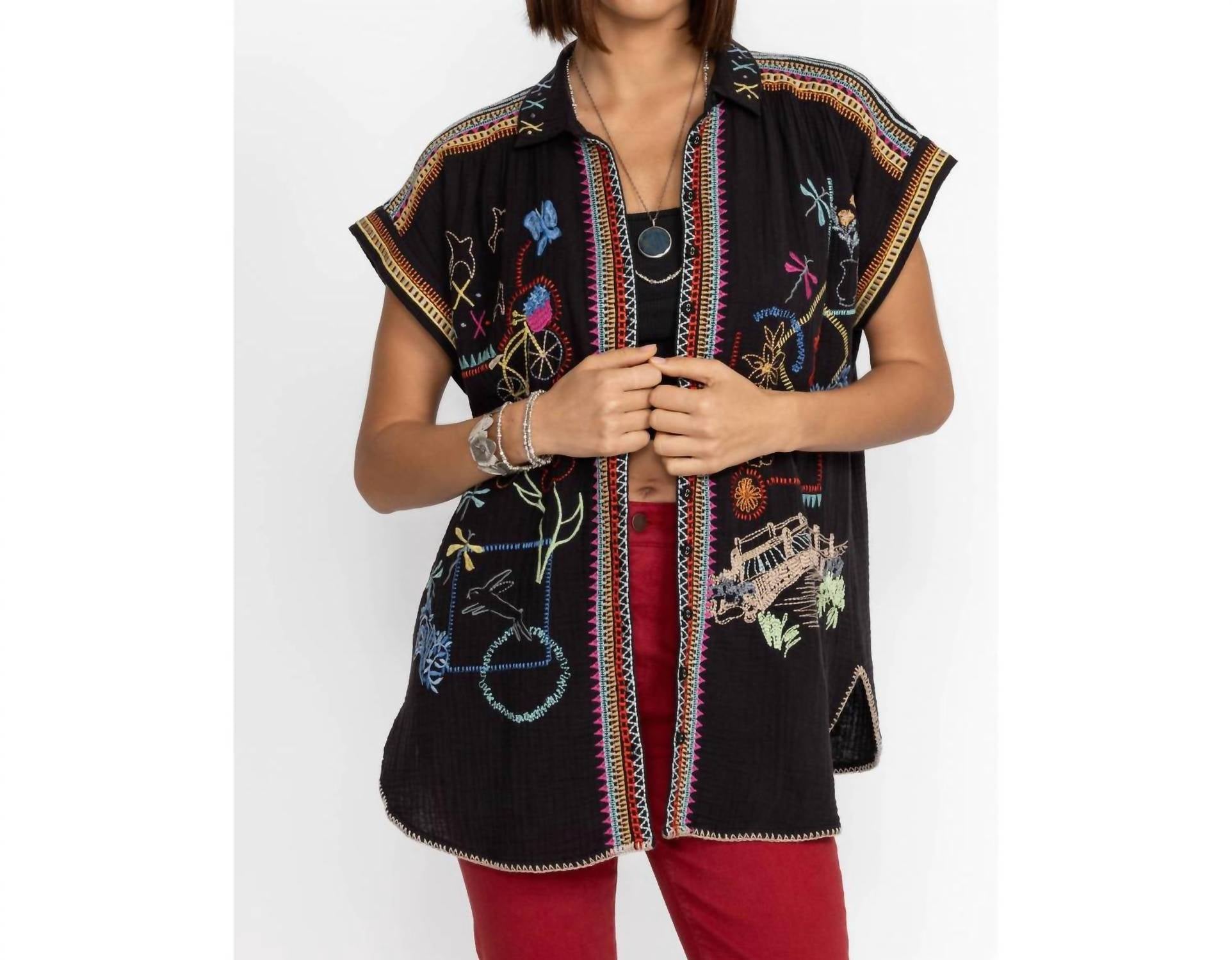 Дионн Блузка на пуговицах в черном цвете Johnny Was
Дионн Блузка на пуговицах в черном цвете Johnny Was