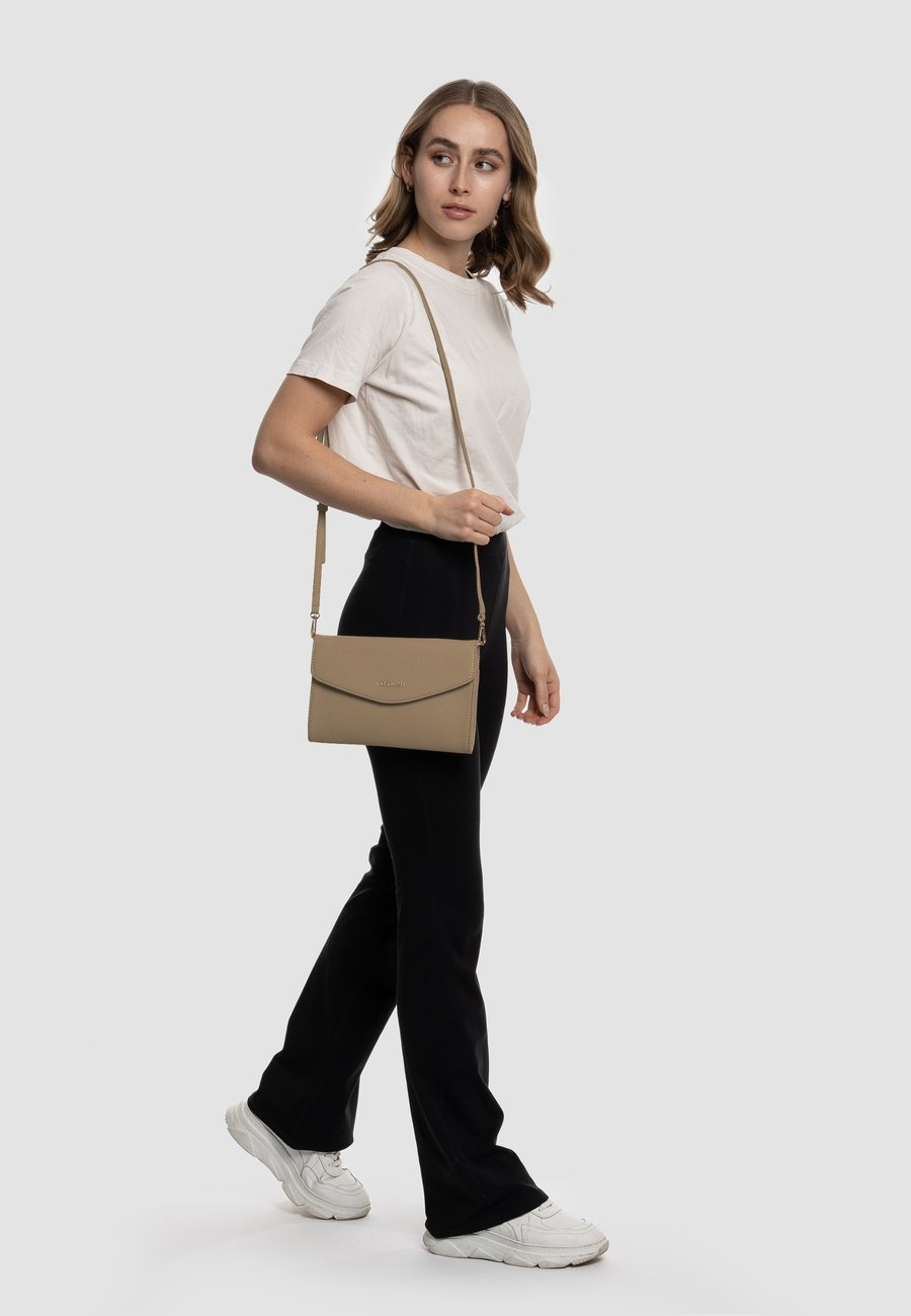 Клатч Lazarotti BOLOGNA 23 CM, Sand
Клатч Lazarotti BOLOGNA 23 CM, Sand