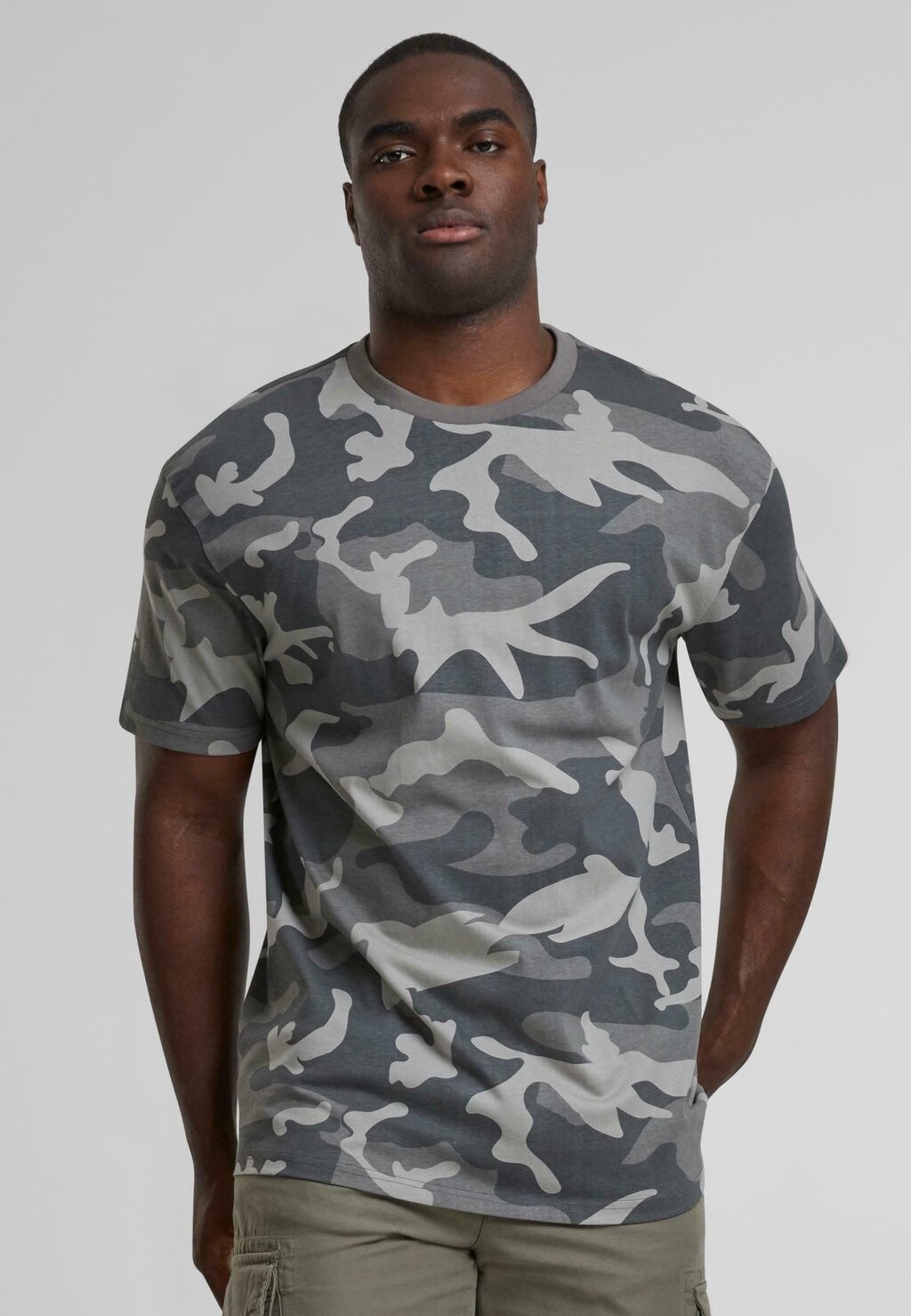 Футболки с принтом SIMPLE CAMO TEE Urban Classics, светло-серый 
Футболки с принтом SIMPLE CAMO TEE Urban Classics, светло-серый