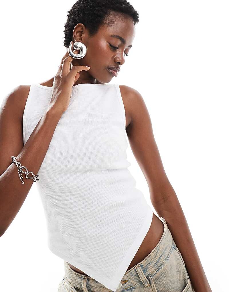 COLLUSION – Белый топ без рукавов с вафельной фактурой и платочным кроем
COLLUSION – Белый топ без рукавов с вафельной фактурой и платочным кроем