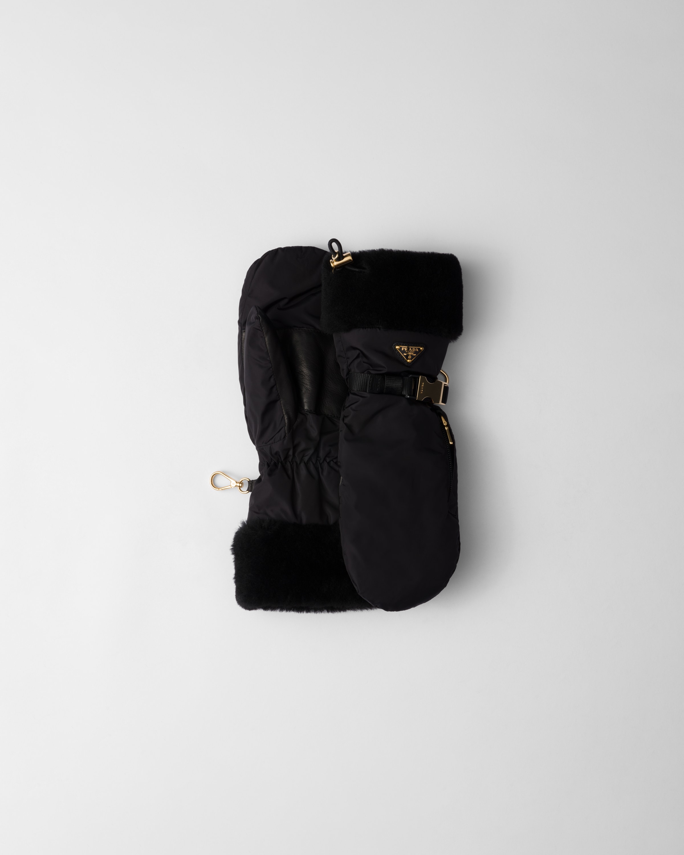 Варежки из Re-Nylon и овчины Prada, черный
Варежки из Re-Nylon и овчины Prada, черный