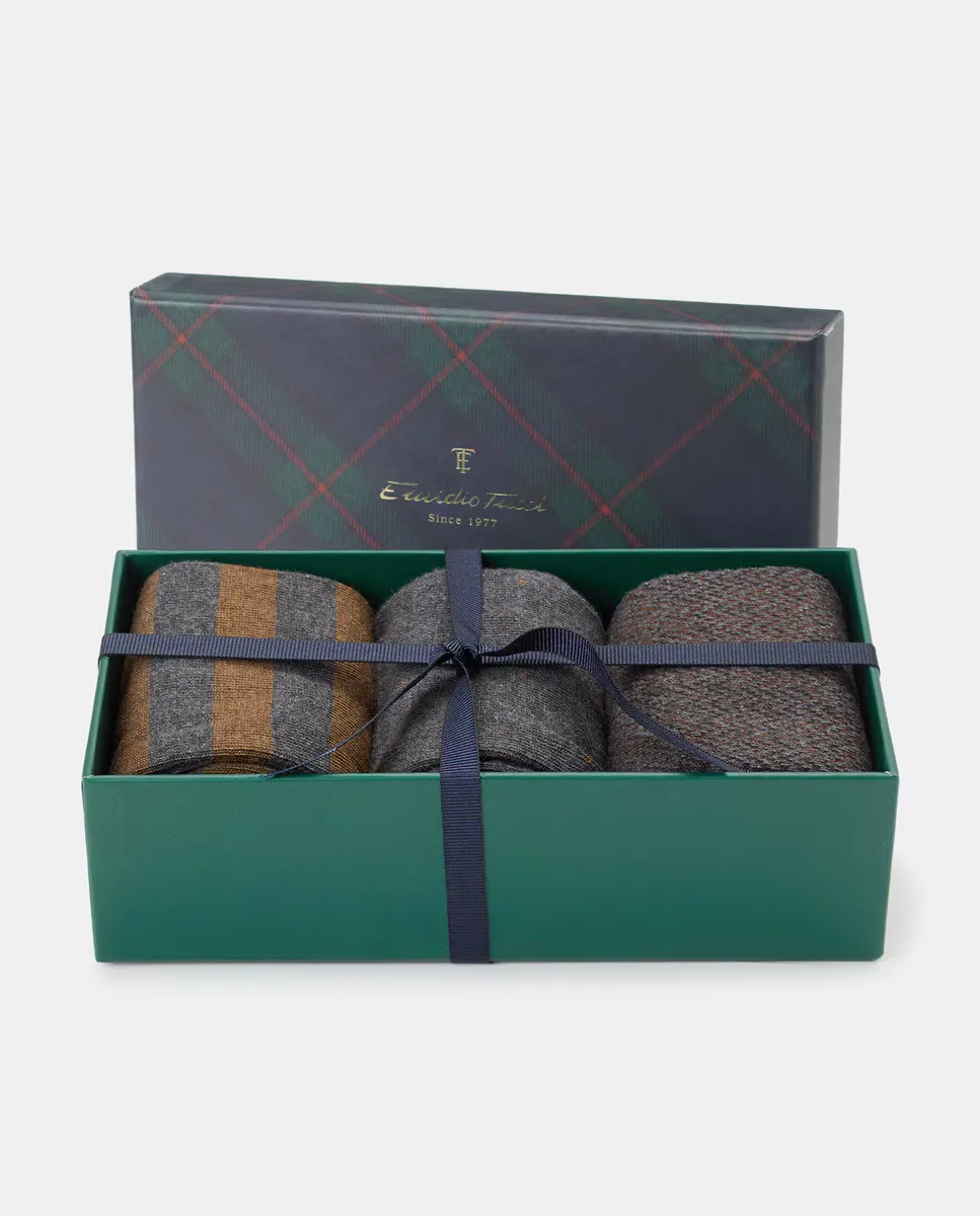 Подарочная коробка из 3 пар мужских носков Emidio Tucci, серый
Подарочная коробка из 3 пар мужских носков Emidio Tucci, серый