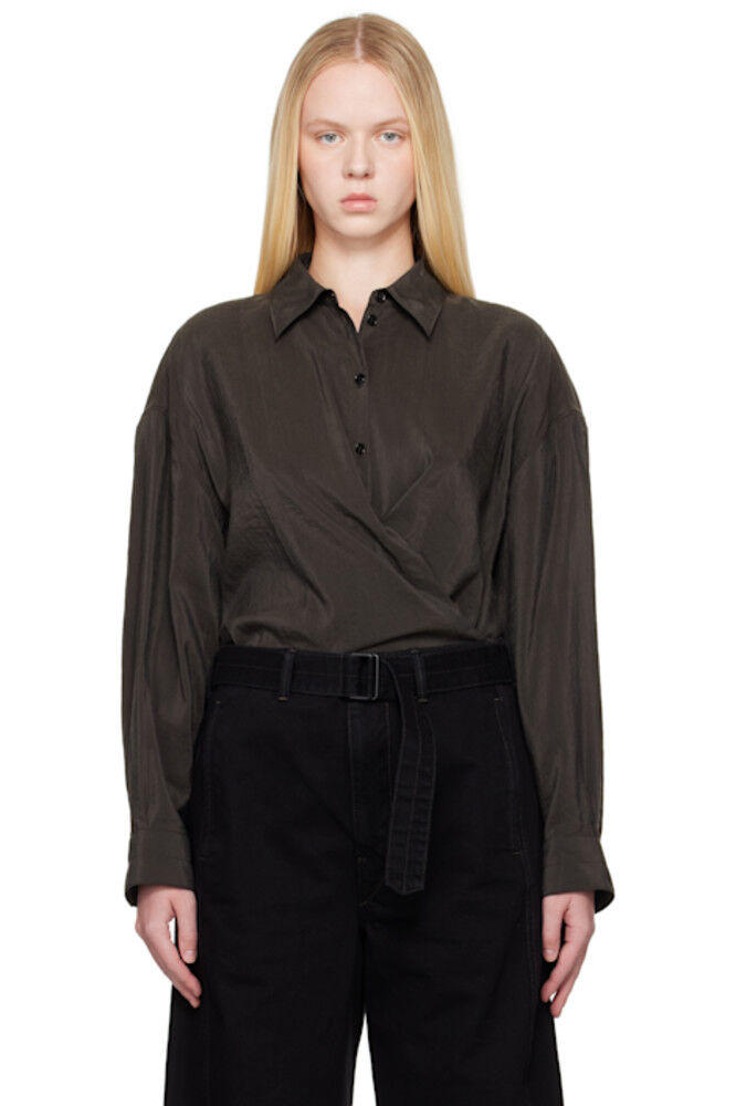 Коричневая рубашка с прямым воротником и перекрученным воротом LEMAIRE
Коричневая рубашка с прямым воротником и перекрученным воротом LEMAIRE