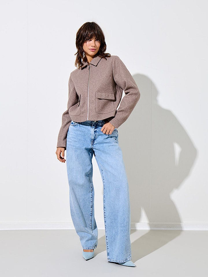 Переходная куртка бежевого цвета ONLY
Переходная куртка бежевого цвета ONLY