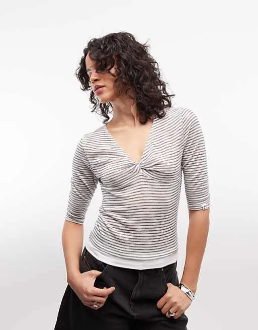 Топ COLLUSION с глубоким v-образным вырезом и рукавами 3/4 в серую полоску
Топ COLLUSION с глубоким v-образным вырезом и рукавами 3/4 в серую полоску