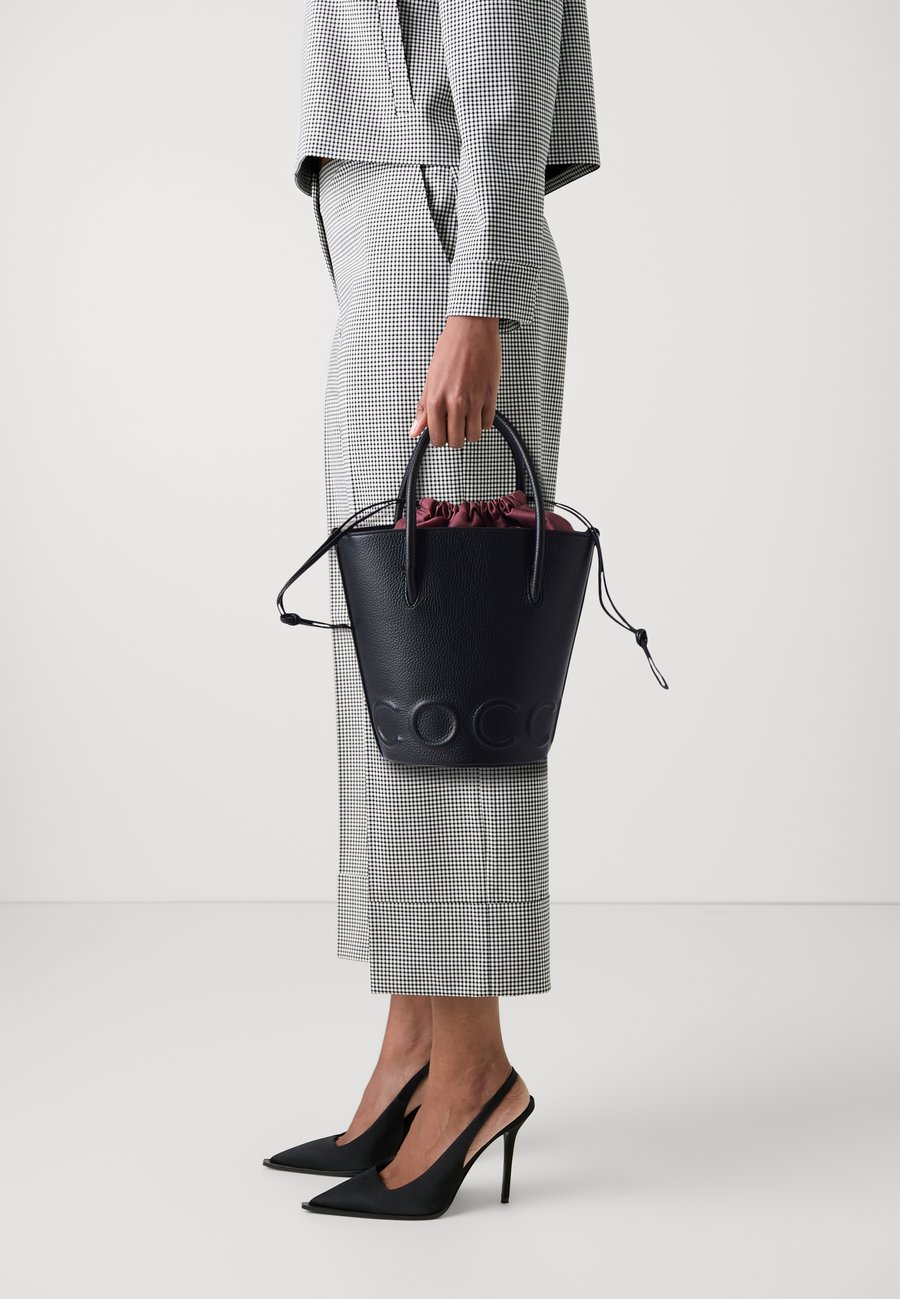 Сумка Coccinelle MYRTHA MAXI, Noir/Black
Сумка Coccinelle MYRTHA MAXI, Noir/Black