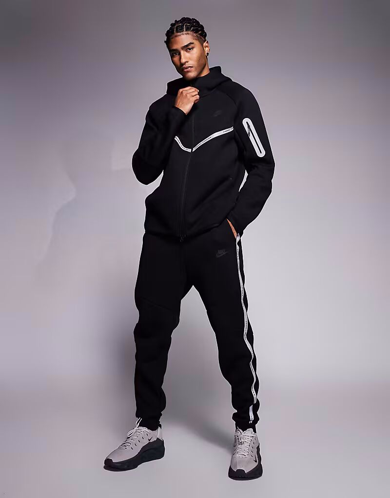 Светоотражающие спортивные брюки Tech Fleece черного цвета Nike
Светоотражающие спортивные брюки Tech Fleece черного цвета Nike