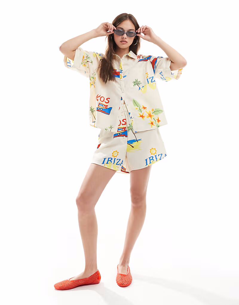 Короткий комбинезон с высокой талией и принтом для летнего отпуска
Короткий комбинезон с высокой талией и принтом для летнего отпуска