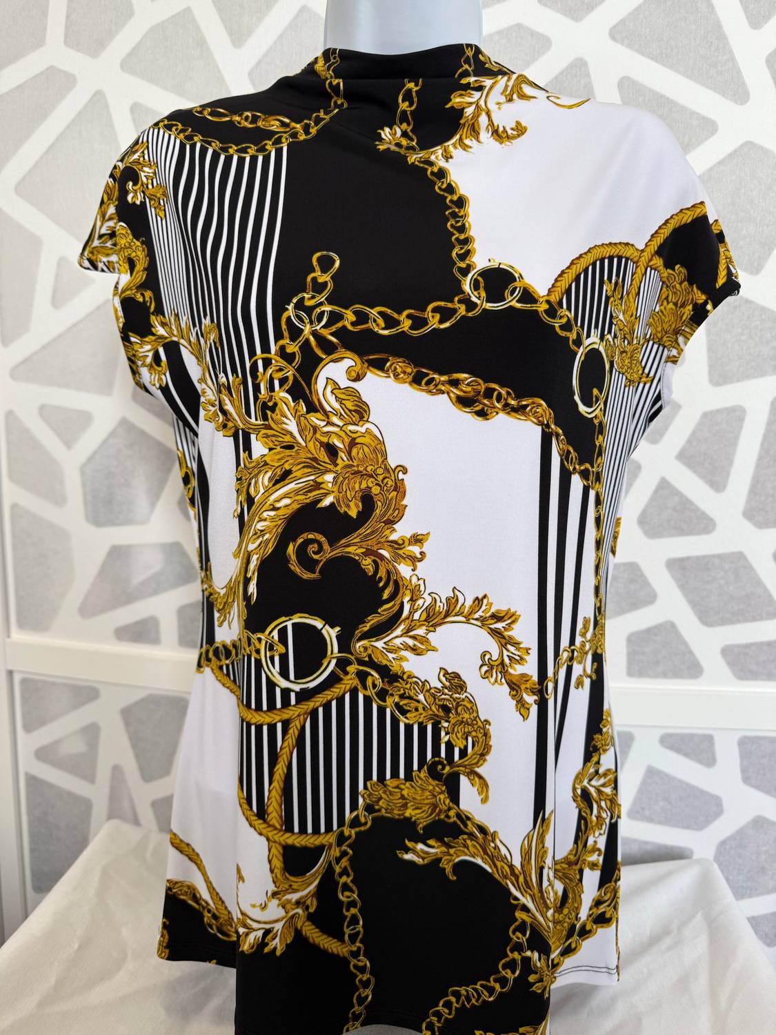 Черно-белый топ с каплевидными рукавами в стиле барокко Frank Lyman
Черно-белый топ с каплевидными рукавами в стиле барокко Frank Lyman