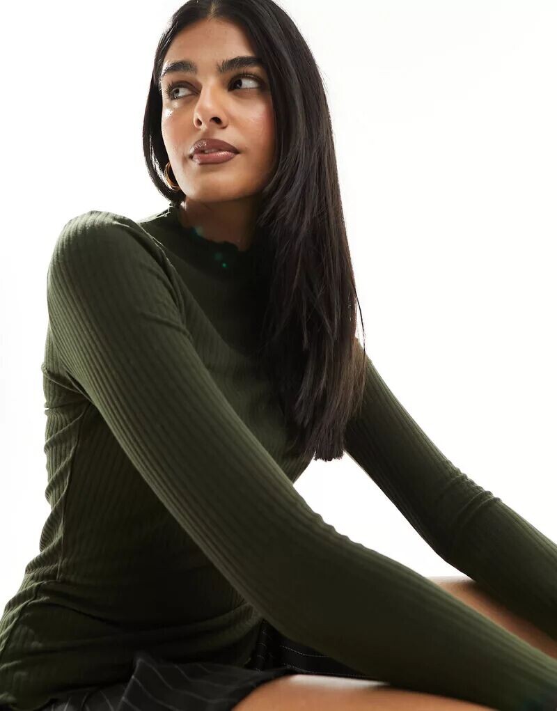 Темно-зеленый топ Only в рубчик с высоким воротником и рюшами по краю
Темно-зеленый топ Only в рубчик с высоким воротником и рюшами по краю