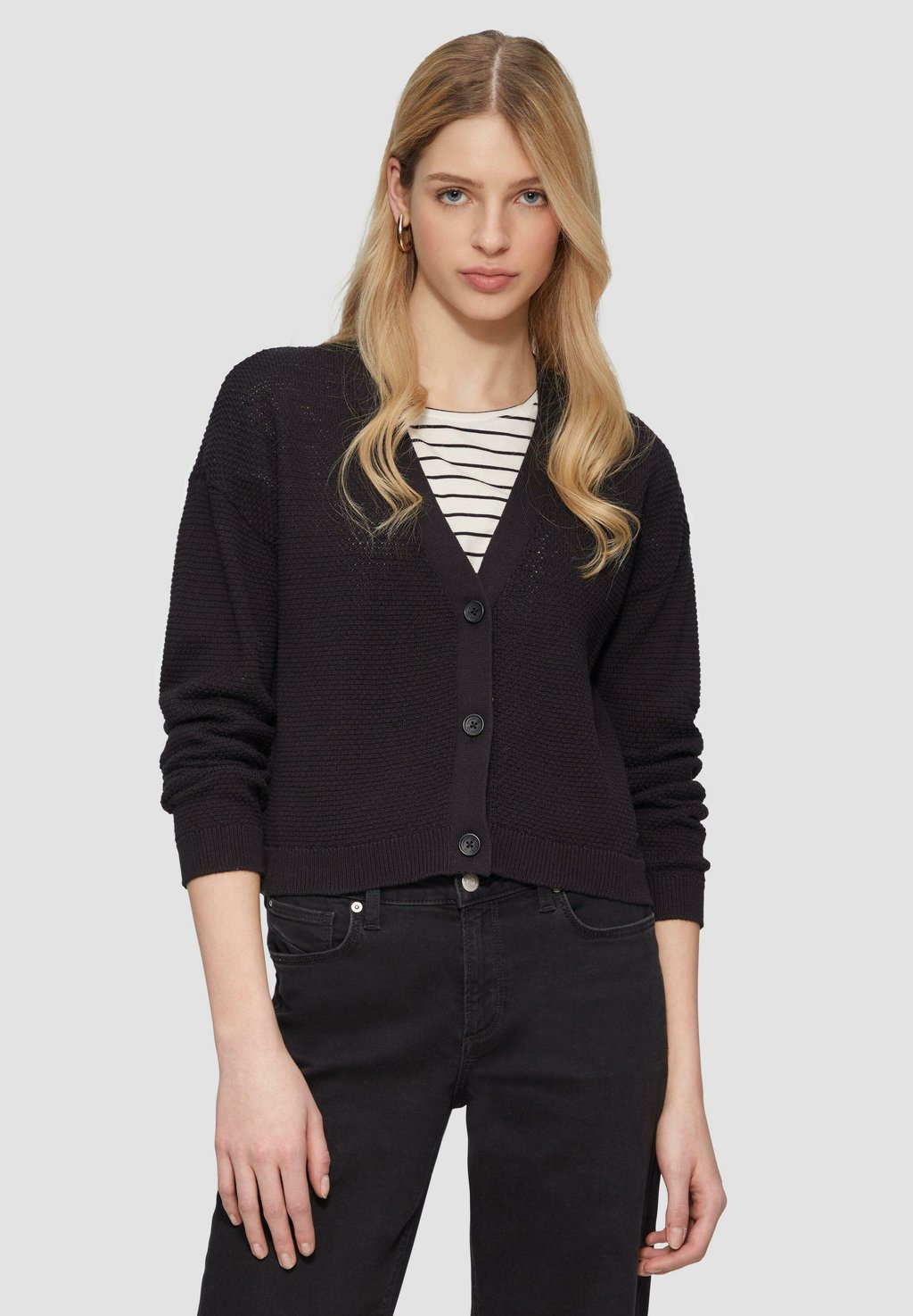 Кардиган MIT STRUKTURMUSTER UND KNÖPFEN QS, черный
Кардиган MIT STRUKTURMUSTER UND KNÖPFEN QS, черный