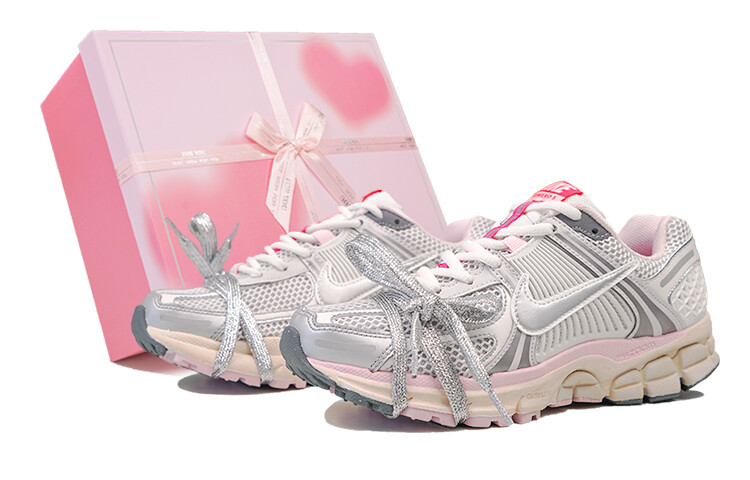 Кроссовки Nike Air Zoom Vomero 5 для женщин
Кроссовки Nike Air Zoom Vomero 5 для женщин