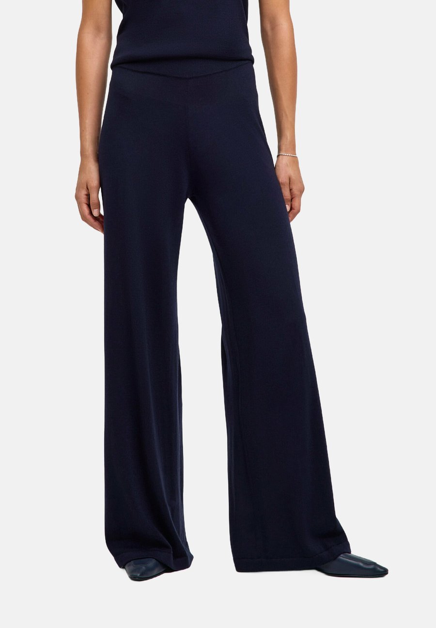 Брюки FALKE Basic Apparel, Night Sky (6437)/Dark Blue
Брюки FALKE Basic Apparel, Night Sky (6437)/Dark Blue