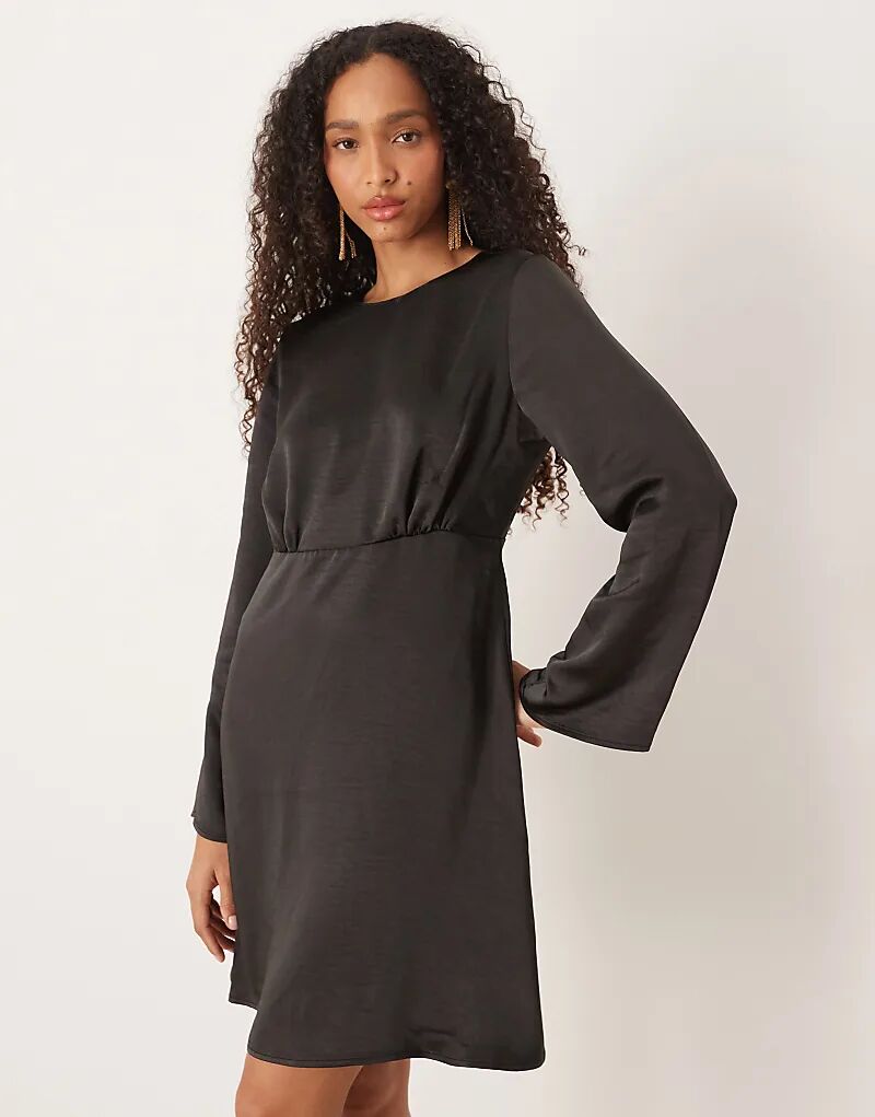 Атласное мини-платье YAS с открытой спиной черного цвета
Атласное мини-платье YAS с открытой спиной черного цвета