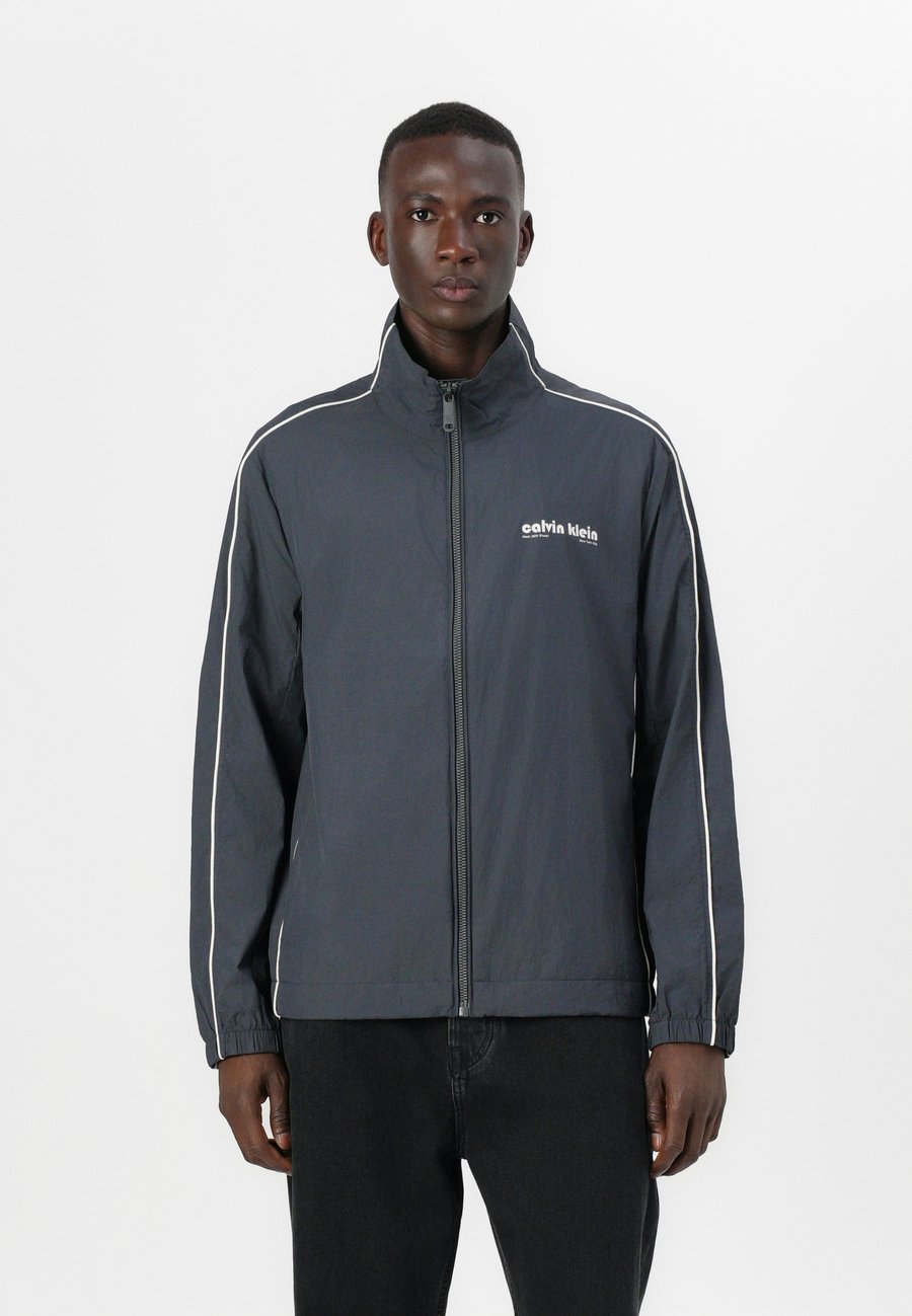 Куртка Calvin Klein Jeans Summer jacket, Ebony/Brown
Куртка Calvin Klein Jeans Summer jacket, Ebony/Brown