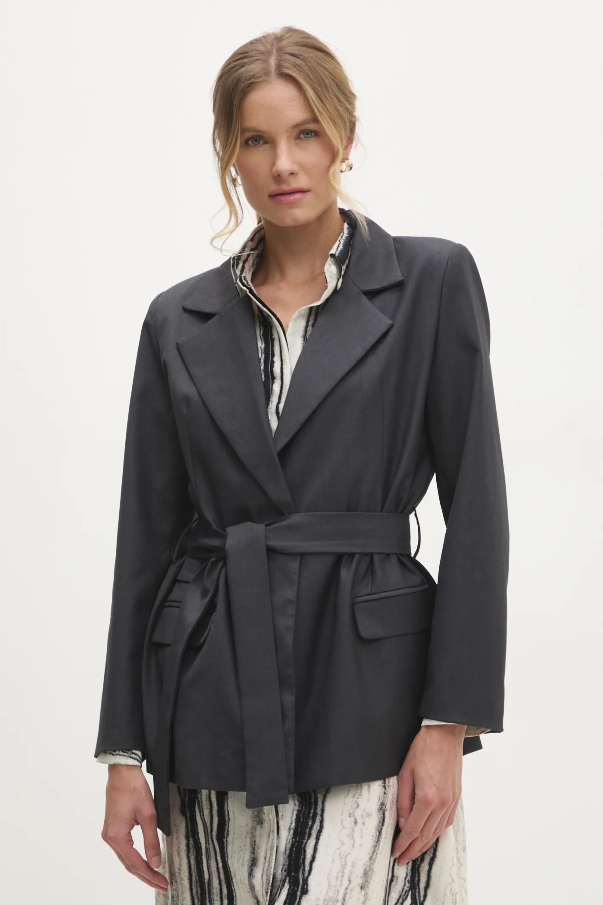 Блейзер Answear Lab, серый
Блейзер Answear Lab, серый