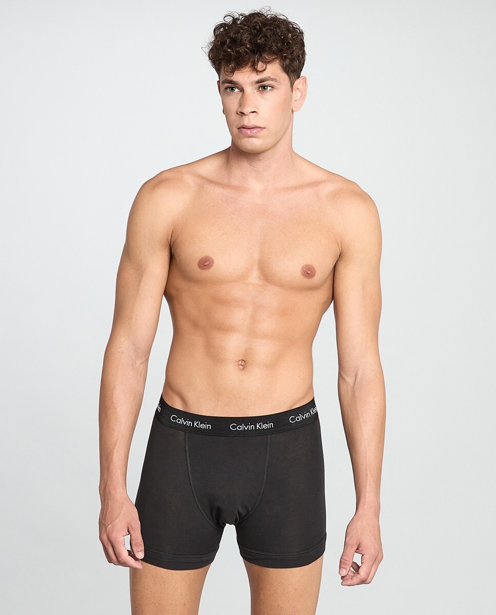 Комплект из трех мужских трикотажных боксеров разных цветов Calvin Klein, мультиколор
Комплект из трех мужских трикотажных боксеров разных цветов Calvin Klein, мультиколор