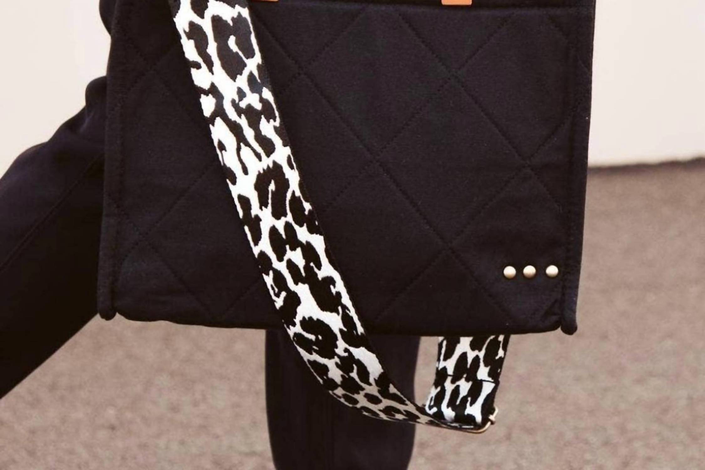 Стеганая хлопковая сумка с черно-белым ремнем Pretty Simple
Стеганая хлопковая сумка с черно-белым ремнем Pretty Simple