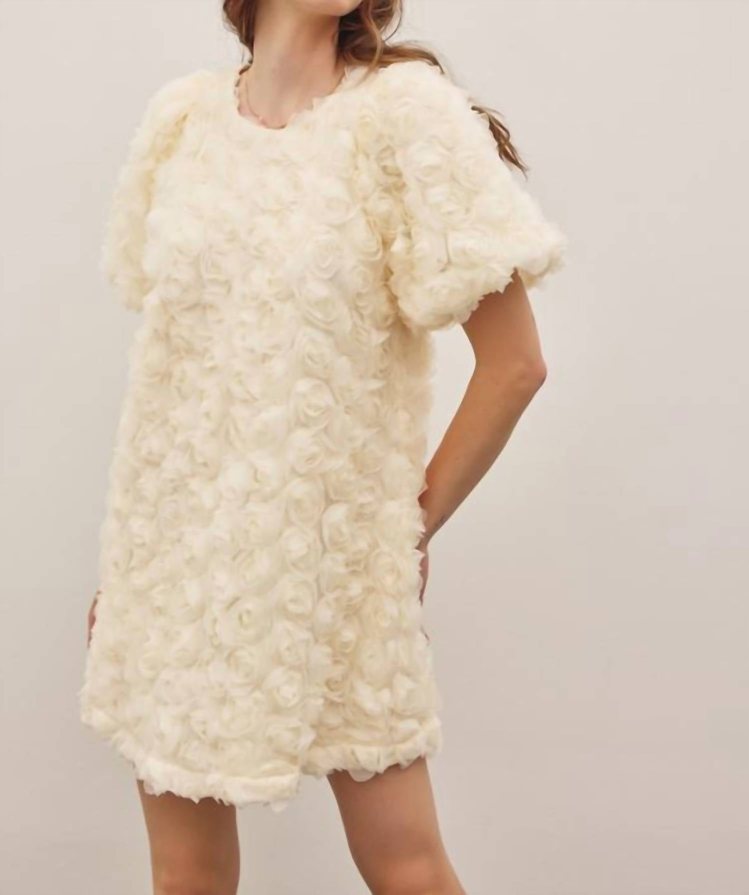 Мини-платье с рукавами-фонариками и аппликацией из роз, цвет ванили In February, Vanilla
Мини-платье с рукавами-фонариками и аппликацией из роз, цвет ванили In February, Vanilla