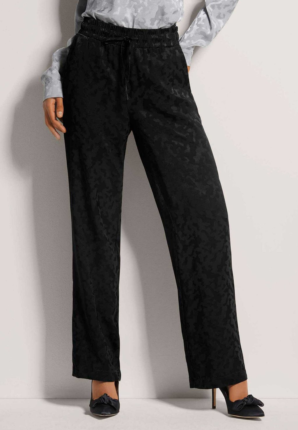 Брюки JACQUARD-ZUM SCHLÜPFEN MADELEINE, черный 
Брюки JACQUARD-ZUM SCHLÜPFEN MADELEINE, черный