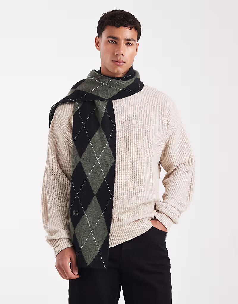 Шарф с узором «ромбы» зеленого и черного цветов Fred Perry
Шарф с узором «ромбы» зеленого и черного цветов Fred Perry