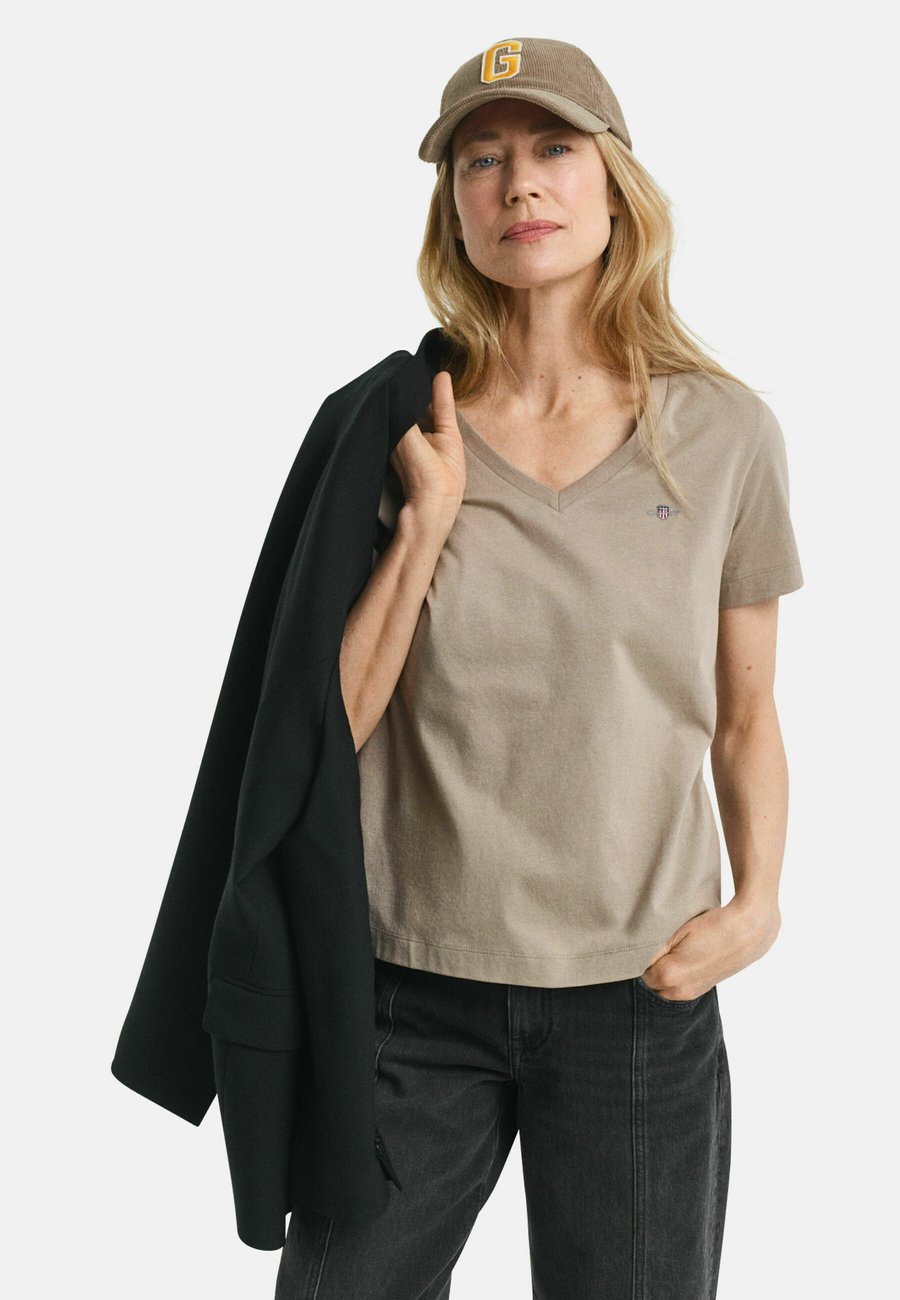 Футболка GANT SHIELD V NECK , Taupe Beige/Taupe
Футболка GANT SHIELD V NECK , Taupe Beige/Taupe