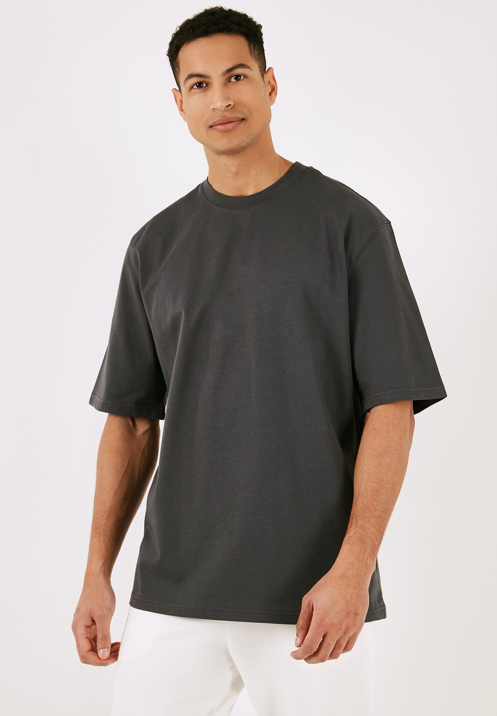 Базовая футболка LOOSE FIT Buratti, антрацит
Базовая футболка LOOSE FIT Buratti, антрацит