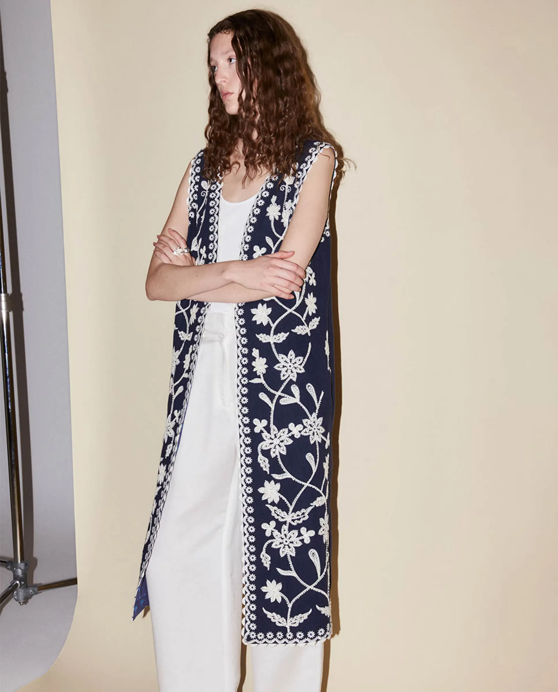 Длинный вышитый жилет Sfera, темно-синий
Длинный вышитый жилет Sfera, темно-синий