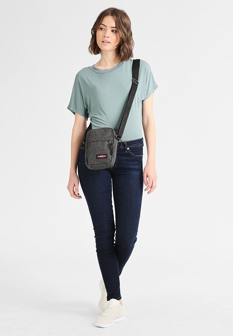 Сумка через плечо Eastpak
Сумка через плечо Eastpak