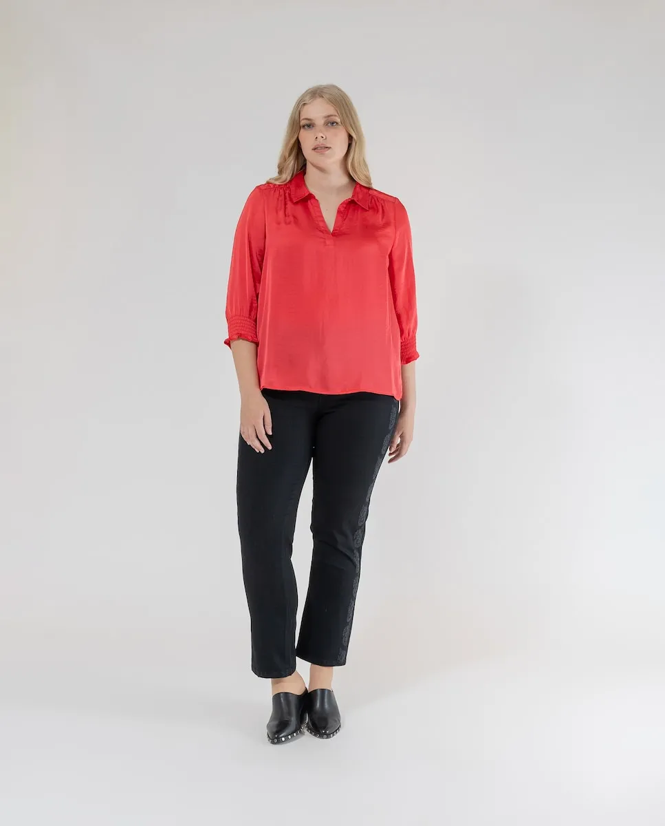 Женские прямые джинсы с вышитой деталью сбоку October, черный
Женские прямые джинсы с вышитой деталью сбоку October, черный