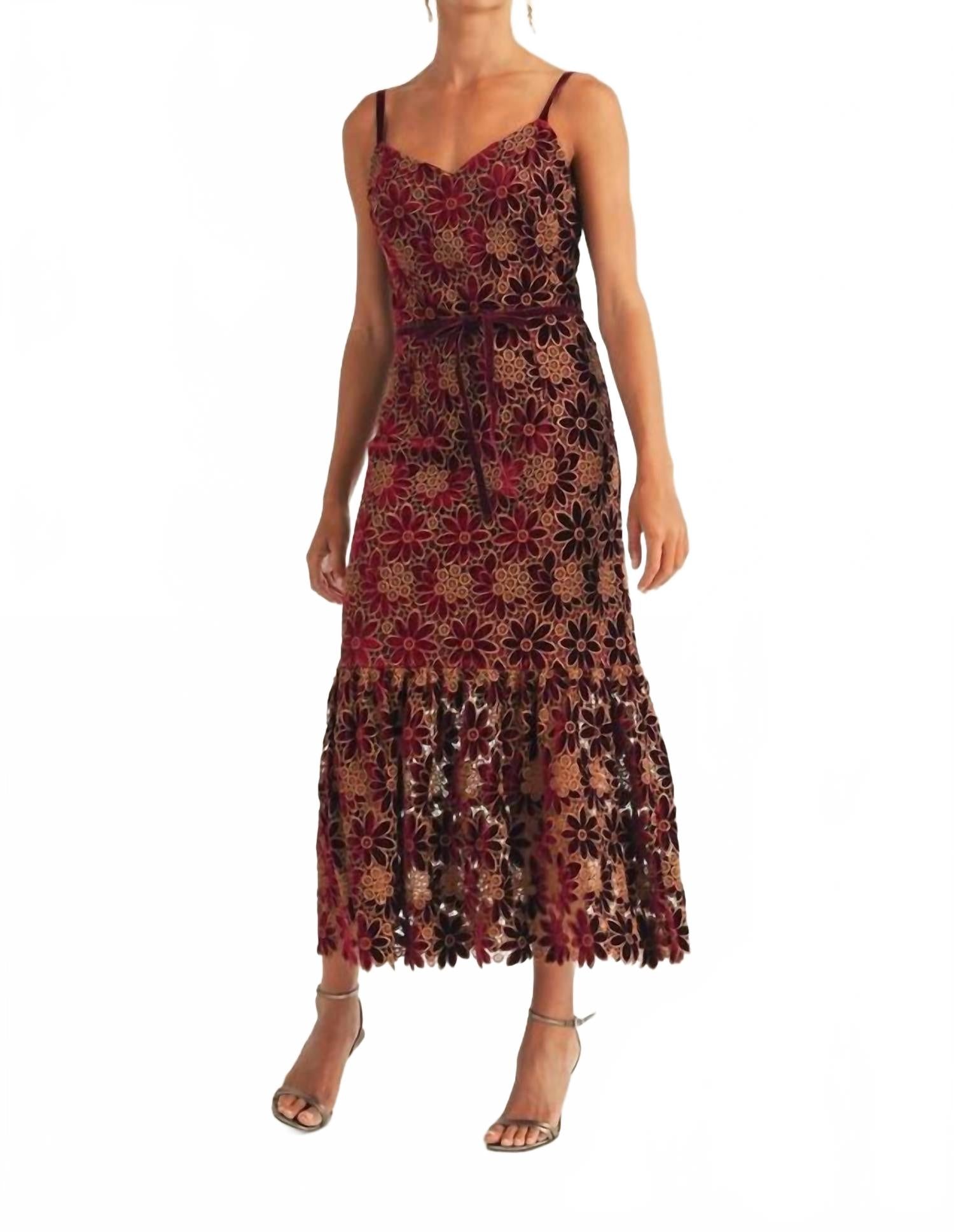 Платье Vera Velvet с цветочным принтом миди в красном цвете BABE
Платье Vera Velvet с цветочным принтом миди в красном цвете BABE