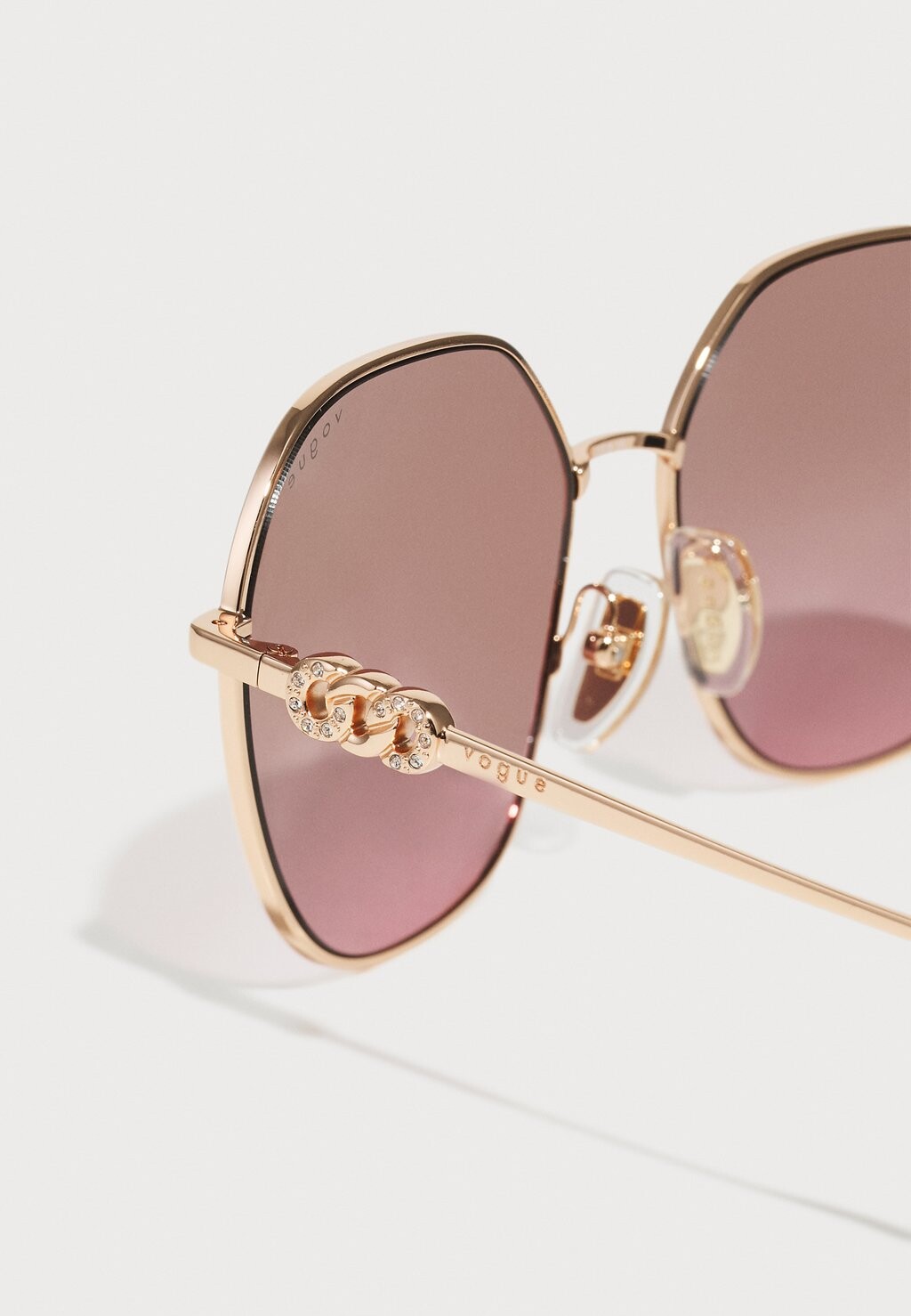 Солнцезащитные очки VOGUE Eyewear, цвет розового золота
Солнцезащитные очки VOGUE Eyewear, цвет розового золота