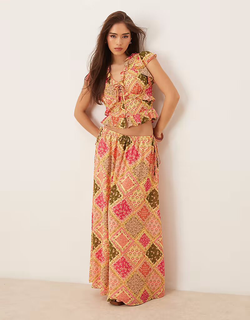 Юбка макси Marigold от Nobody's Child в сочетании с рисунком из плитки
Юбка макси Marigold от Nobody's Child в сочетании с рисунком из плитки