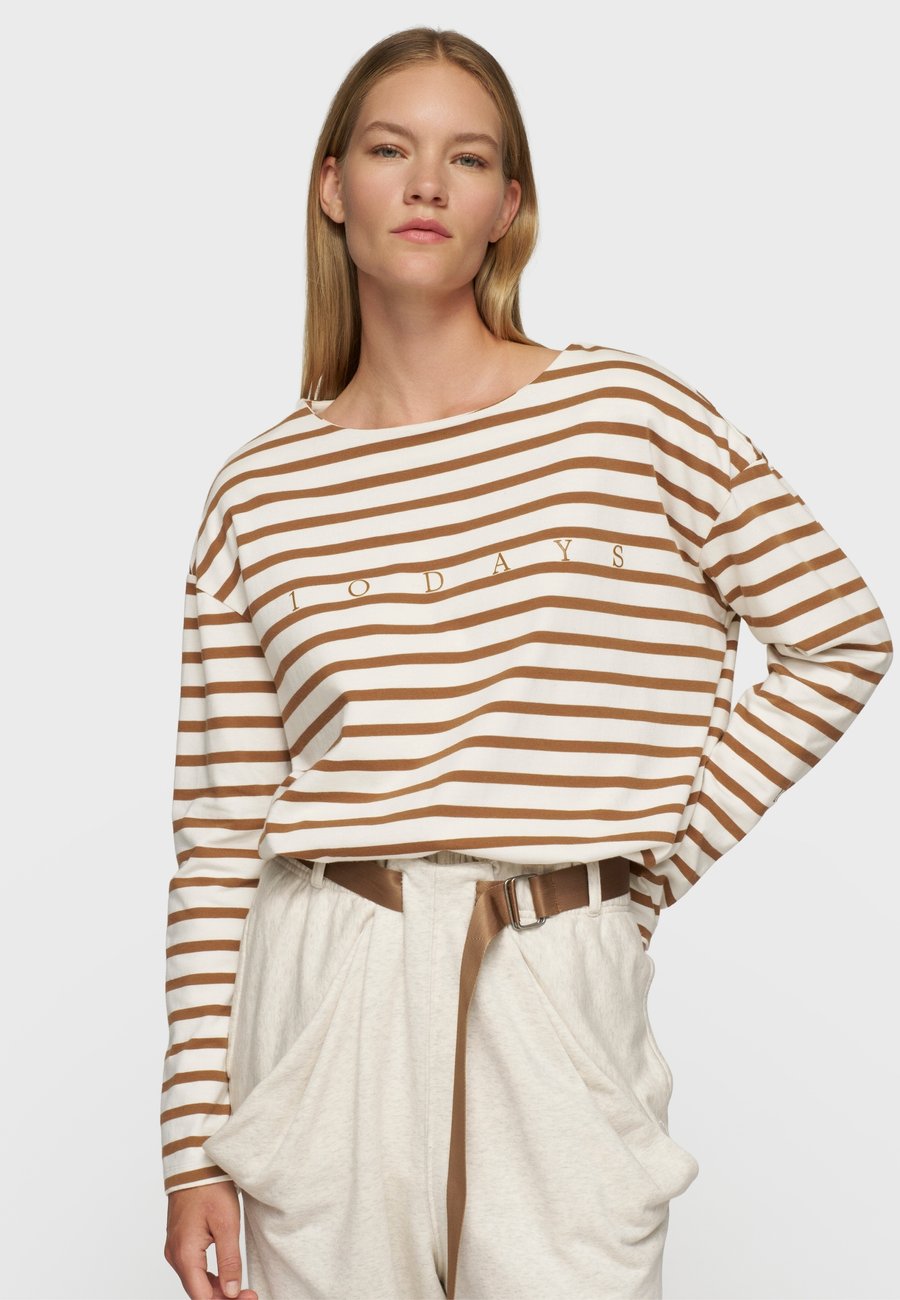 Топ 10DAYS STRIPES, Ecru Suede/Cognac
Топ 10DAYS STRIPES, Ecru Suede/Cognac