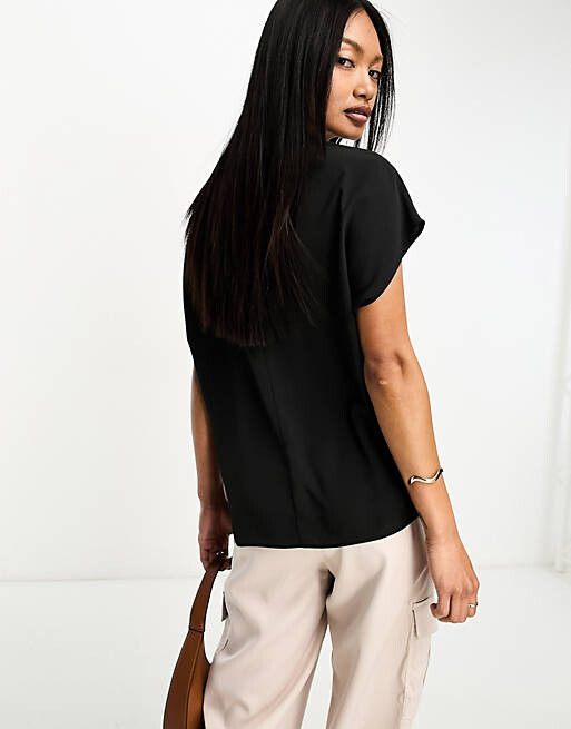 Черная тканая футболка с v-образным вырезом ASOS DESIGN
Черная тканая футболка с v-образным вырезом ASOS DESIGN