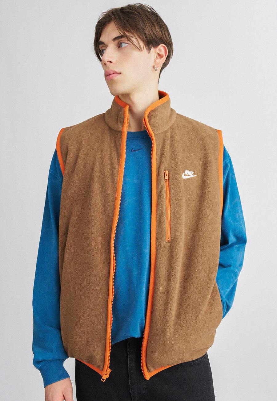 Куртка Nike Sportswear CLUB VEST, Mosswood Brown/Campfire Orange/White/Beige
Куртка Nike Sportswear CLUB VEST, Mosswood Brown/Campfire Orange/White/Beige