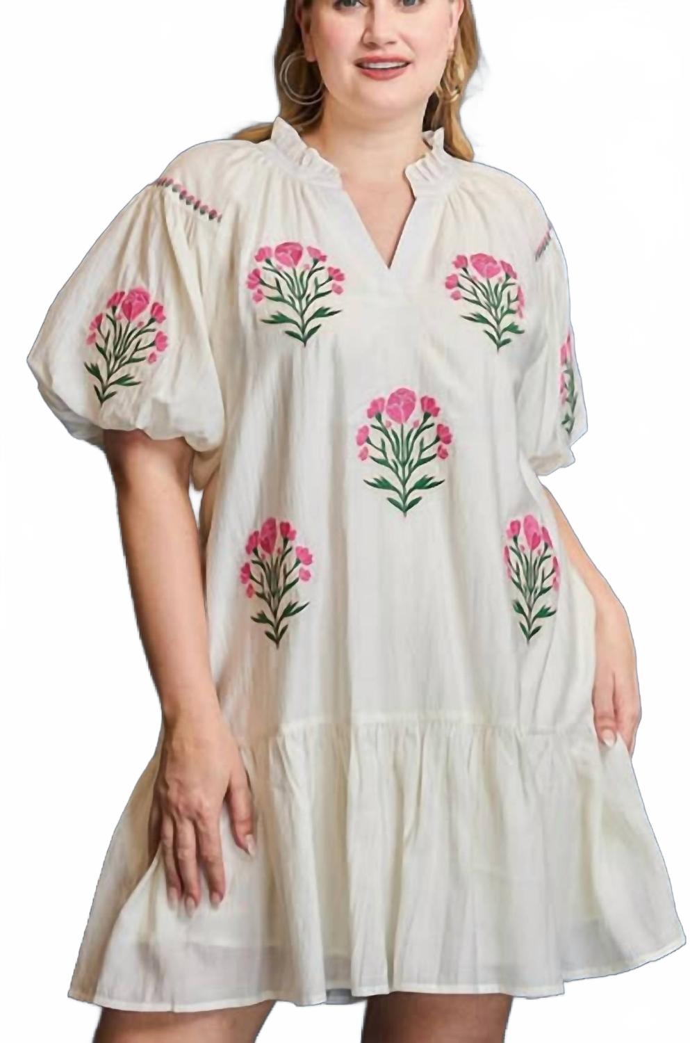 Большое платье с цветочным принтом в кремовом цвете Umgee
Большое платье с цветочным принтом в кремовом цвете Umgee