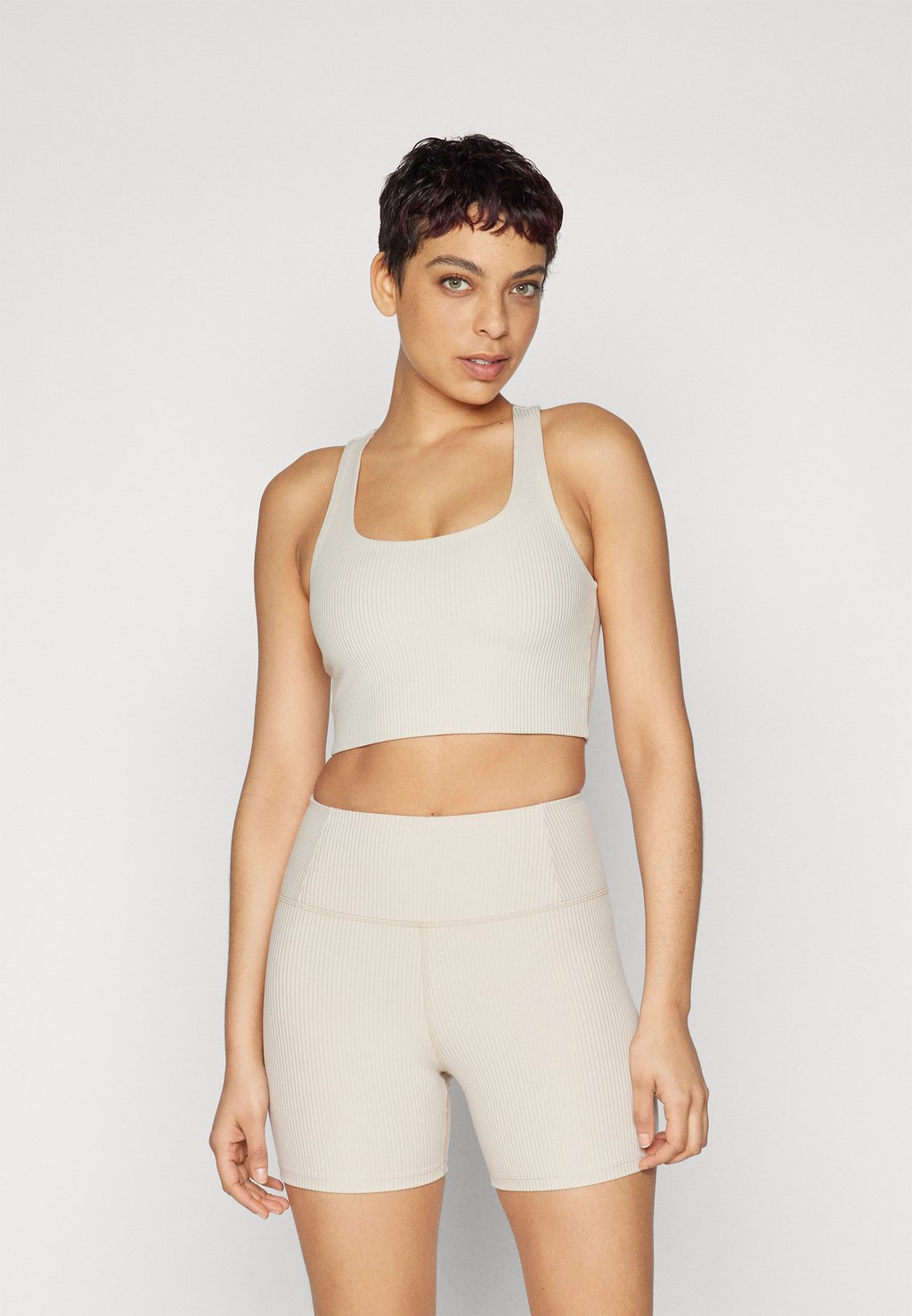 Спортивный бюстгальтер средней поддержки PALOMA BRA Girlfriend Collective, бежевый
Спортивный бюстгальтер средней поддержки PALOMA BRA Girlfriend Collective, бежевый