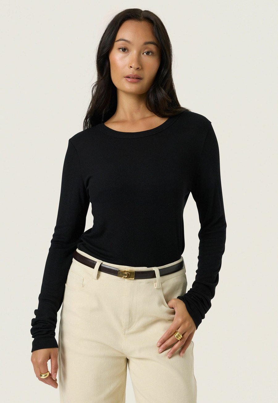 Топ Soaked in Luxury SLFauna Crew Neck Tee, Black
Топ Soaked in Luxury SLFauna Crew Neck Tee, Black