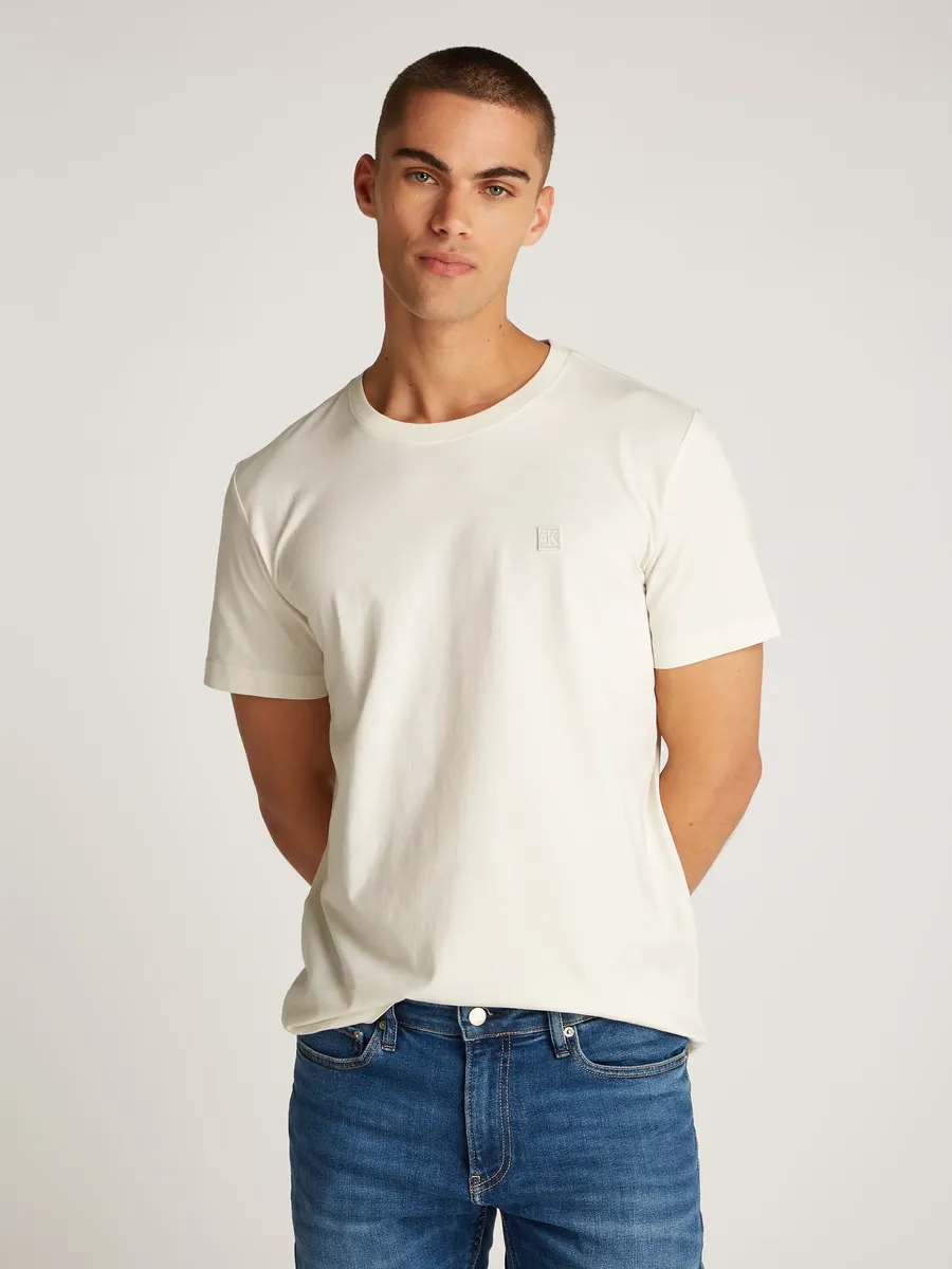 Футболка Calvin Klein Jeans "CK EMBRO BADGE TEE" с нашивкой-логотипом, слоновая кость
Футболка Calvin Klein Jeans "CK EMBRO BADGE TEE" с нашивкой-логотипом, слоновая кость