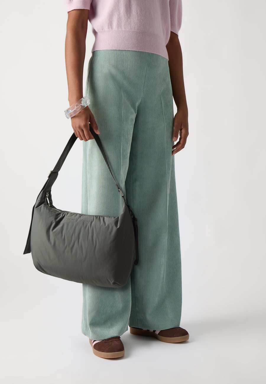 Сумка-шоппер Samsøe Samsøe SAFREJA BAG KEY , Beluga/Dark Green
Сумка-шоппер Samsøe Samsøe SAFREJA BAG KEY , Beluga/Dark Green