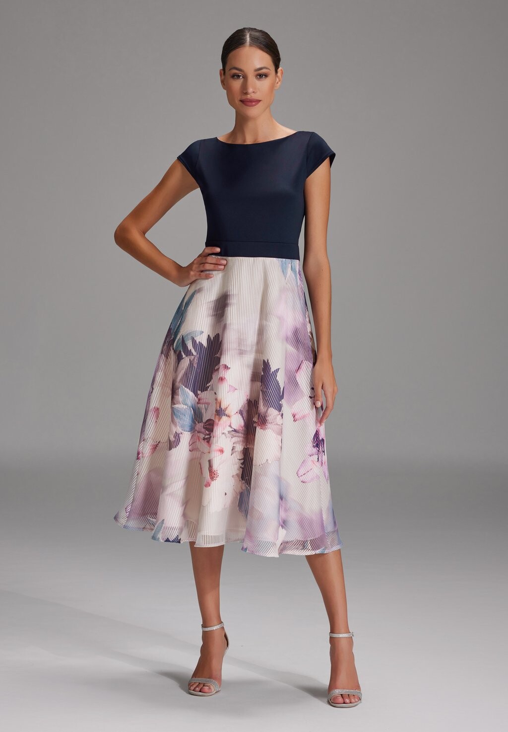 Повседневное платье MIT AQUARELLPRINT Swing, цвет navy ivory
Повседневное платье MIT AQUARELLPRINT Swing, цвет navy ivory