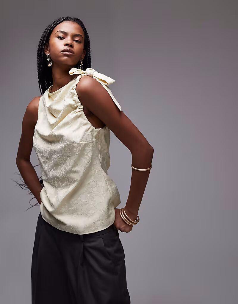 Топ без рукавов Topshop с жаккардовыми сборками на плечах цвета пахты
Топ без рукавов Topshop с жаккардовыми сборками на плечах цвета пахты