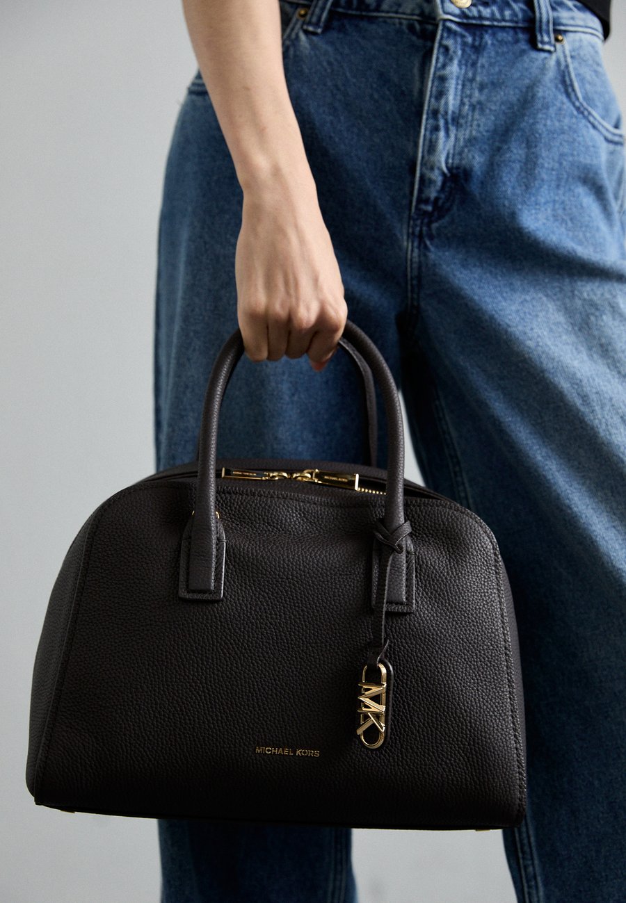 Сумка MICHAEL Michael Kors ASHTON ZIP SATCHEL, Chocolate/Brown
Сумка MICHAEL Michael Kors ASHTON ZIP SATCHEL, Chocolate/Brown