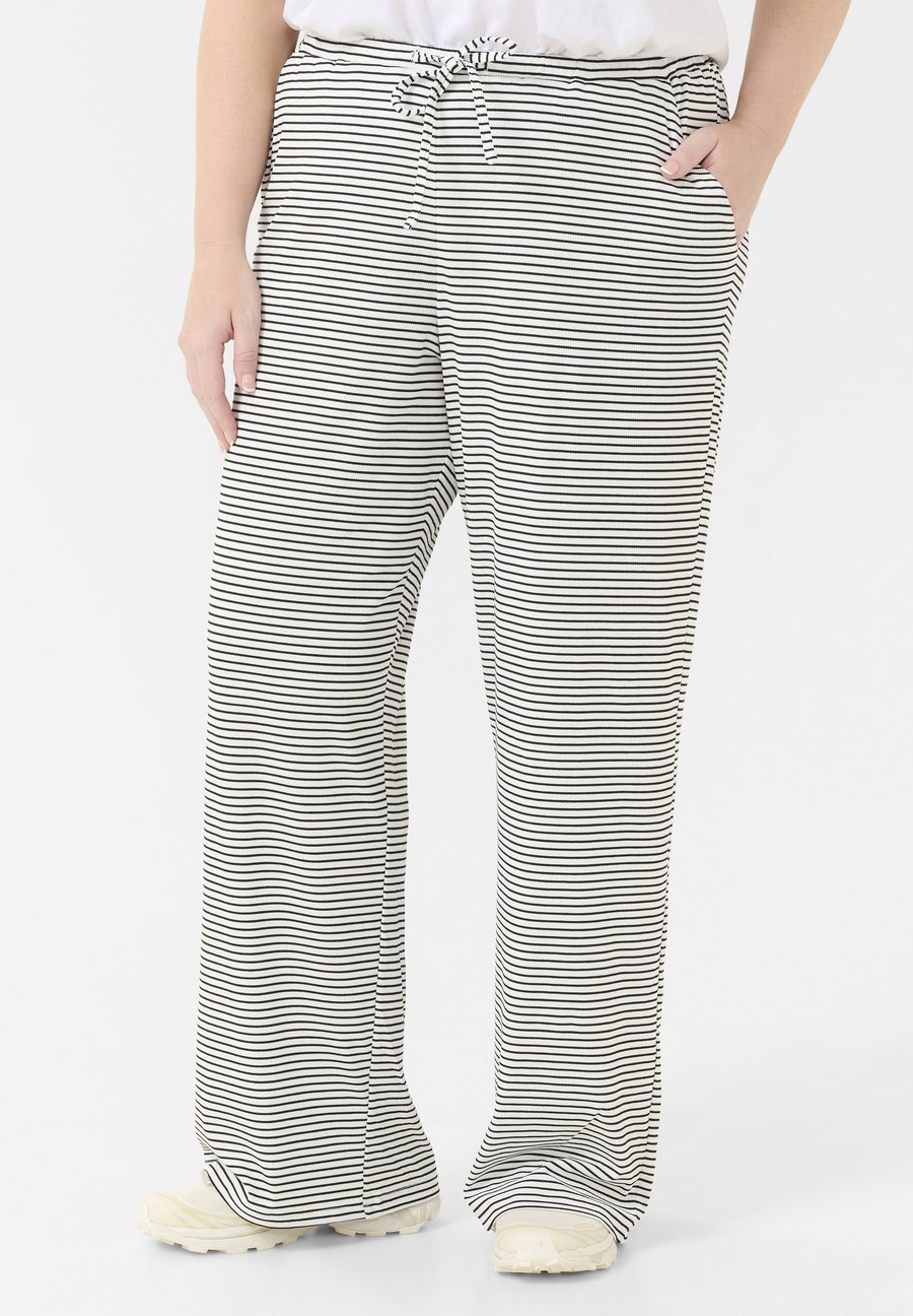 Брюки Kaffe Curve Trousers, Chalk Black Deep Stripe/White
Брюки Kaffe Curve Trousers, Chalk Black Deep Stripe/White