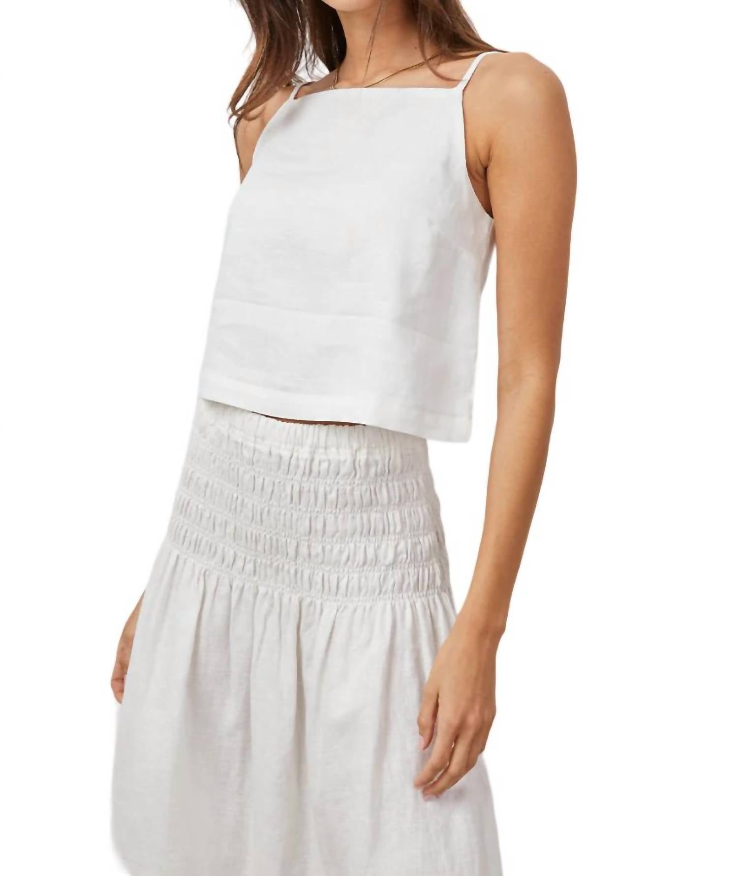 Топ Adelina в белом цвете Rails
Топ Adelina в белом цвете Rails