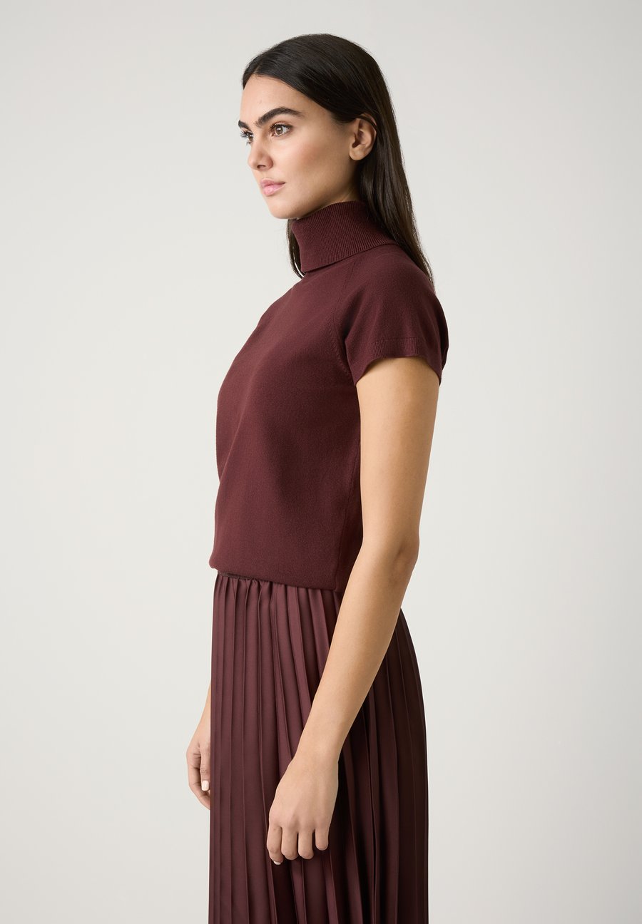 Футболка More & More Basic T-shirt, Raisin Brown/Brown
Футболка More & More Basic T-shirt, Raisin Brown/Brown
