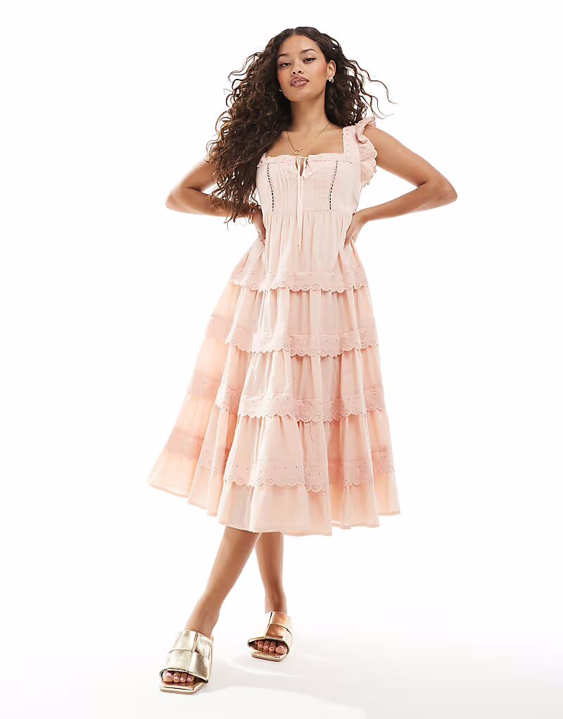 Платье миди бебидолл Petite с кружевной отделкой и отделкой шитьем персикового цвета Miss Selfridge Petite
Платье миди бебидолл Petite с кружевной отделкой и отделкой шитьем персикового цвета Miss Selfridge Petite